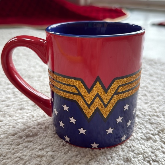 Wonder Woman Coffee Mug w/ Raised Gold Glitter Emblem - Excellent Condition - Picture 2 of 6